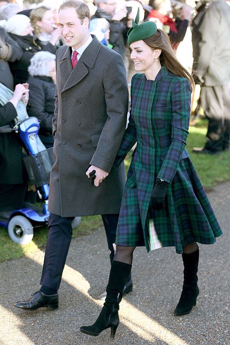 Kate Middleton is a style icon. Moda Kate Middleton, Kate Middleton Stil, Green Plaid Coat, Style Kate Middleton, Principe William Y Kate, Duchesse Kate, Düşes Kate, Herzogin Von Cambridge, Prince William Et Kate