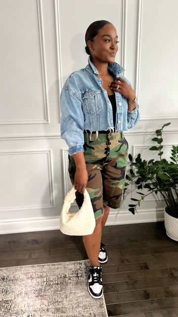 Cami Cargo Shorts Outfit, Gray Bermuda Shorts Outfit, Oversized Cargo Shorts Outfits Women, Camo Shorts Outfit Women, Camo Shorts Outfit, Cargo Shorts Outfits Women, Cargo Shorts Outfit, Bermuda Shorts Outfit, Low Dunks