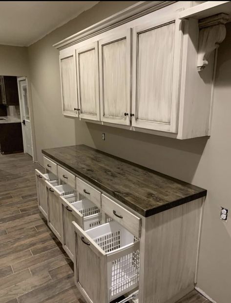 Wood Wall In Laundry Room, Laundry Room Ideas Hamper, Laundry Room With Island Layout, Small Laundry Room Floor Ideas, Gally Laundry Room Design, Laundry Room Cupboard Ideas, Large Laundry Room Ideas Layout, Farmhouse Laundry Room Organization, Open Laundry Room Ideas Hallways