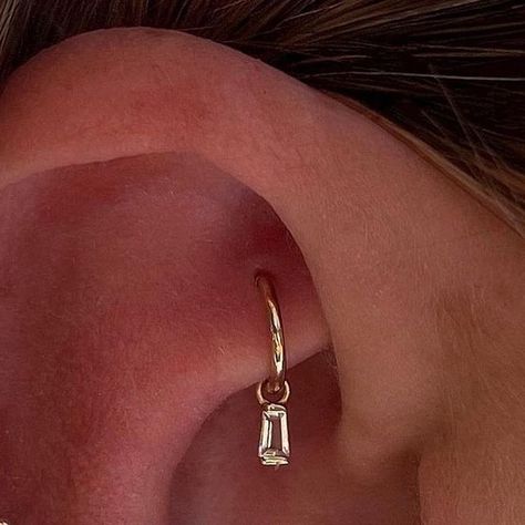 Cute Dainty Ear Piercings, Took Piercing Jewelry, Dainty Piercings Ears, Took Piercing, Ear Piercing Styling, Dainty Piercings, Dainty Ear Piercings, Tight Tattoos, Ear Piercings Jewelry