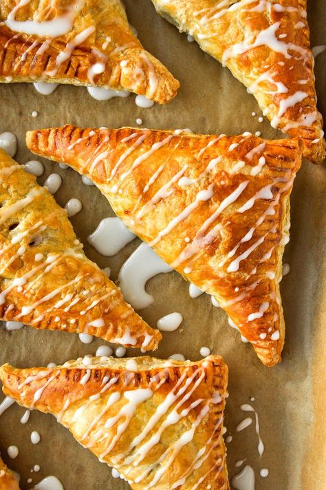 These simple Apple Turnovers are made with flakey puff pastry and a juicy filling that tastes just like apple pie! Puff Pastry Turnovers, Pastry Turnovers, Burger Chef, Apple Puff Pastry, Puff Pastries, Apple Turnovers, Puff Pastry Sheets, Apple Filling, Pastry Sheets