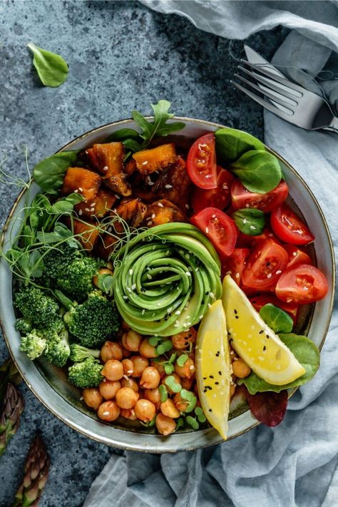 Mediterranean Vegetarian Recipes, Vegetarische Diners, Mediterranean Vegetarian, Vegetarian Bolognese, Avocado Recipes Dinner, Baked Dish, Garlicky Kale, Vegan Mediterranean, Veg Meals