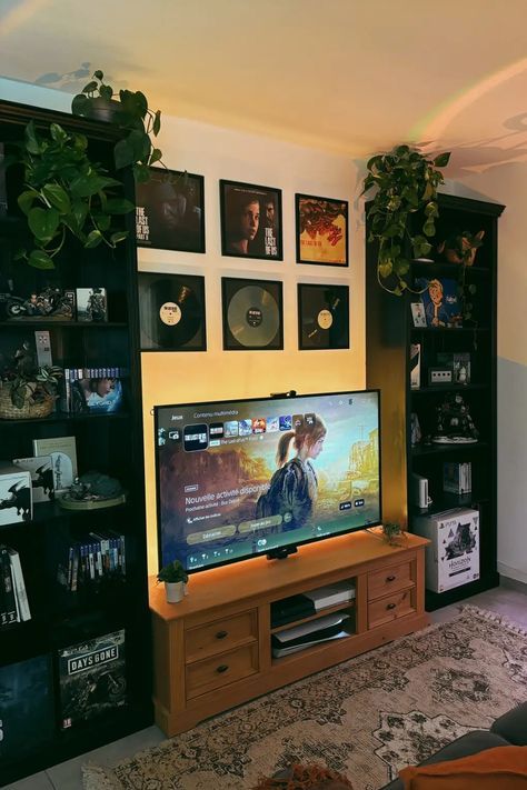 Entertainment Center Aesthetic, Nerdy Basement Ideas, Room Inspo Couple, Movie Decor Living Room, Room Tv Aesthetic, Cozy Nerdy Living Room, Tv Wall Design Room, Geek Interior Design, Bedroom Tv Setup Ideas