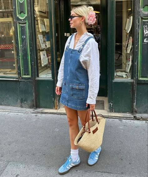 Denim Dress Outfit, Looks Adidas, Casual Denim Dress, Crewneck Vintage, Denim Overall Dress, Adidas Outfit, Summer Dress Outfits, Overall Dress, Adidas Samba