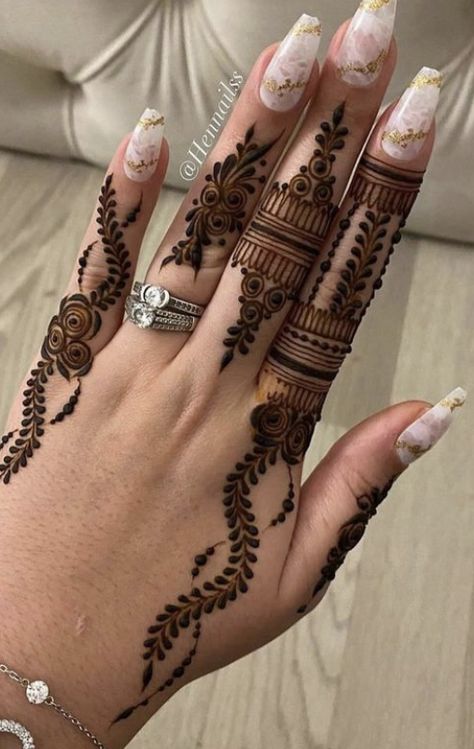 Mehndi Inside Hand Simple, Inside Hand Mehndi Designs, Aesthetic Hina Design, Mendi Design Aesthetic, Simple Pakistani Mehndi, Pakistani Henna Designs Eid, Traditional Henna Aesthetic, Simple Henna Designs Hand, Henna Designs Back