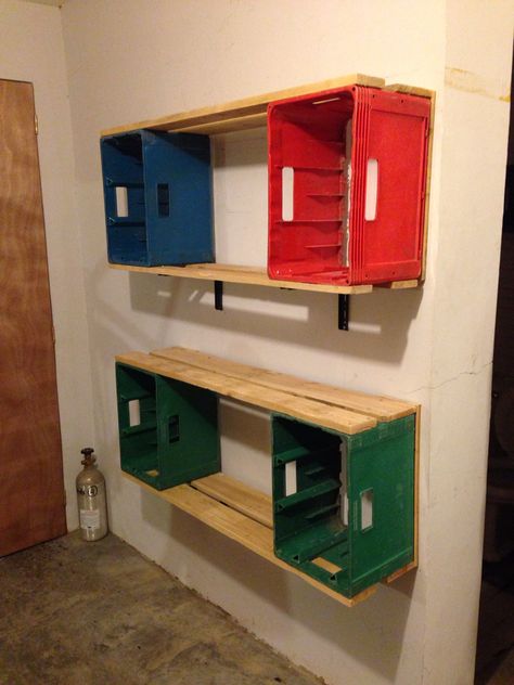 Plastic Beer Crate Ideas, Beer Crate Furniture, Beer Crate Ideas, Milk Crate Shelves, Milk Crate Furniture, Crate Shelf, Pallet Shelf, Beer Crate, Plastic Crates