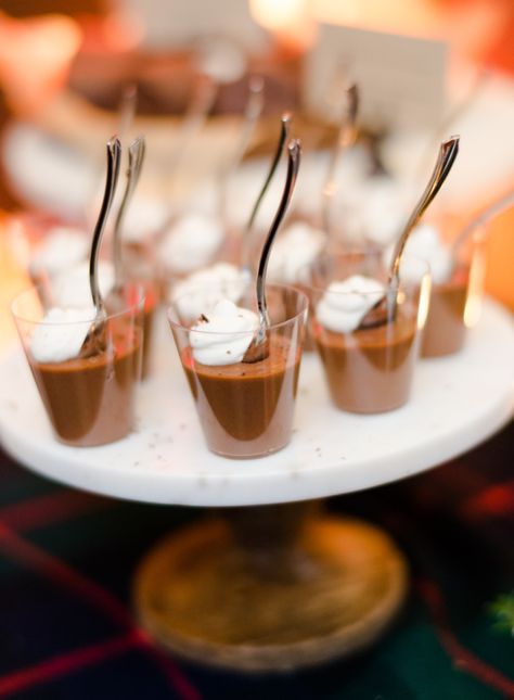 Chocolate cups: http://www.stylemepretty.com/living/2016/12/01/now-this-is-how-you-throw-an-apres-ski-shindig/ Photography; Rebecca Yale - http://rebeccayalephotography.com/ Apres Ski Party Food, Apres Ski Food, Holiday Company Party, Afterski Party, Apres Party, Ski Lodge Christmas, Ski Lodge Party, Food Bank Donations, Apres Ski Bar