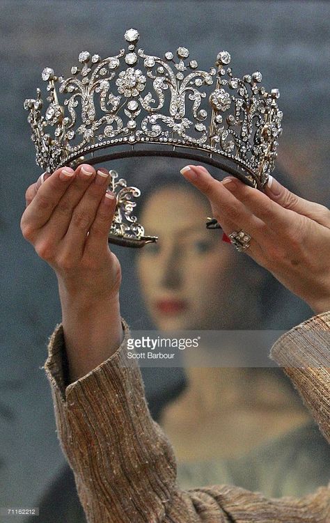 A jewellery specialist from Christie's holds the 'Poltimore Tiara' in front of a… Princess Margaret Wedding, Poltimore Tiara, Prinses Margaret, Princesa Margaret, Era Victoria, Royal Crowns, Royal Tiaras, Princess Margaret, Royal Jewels