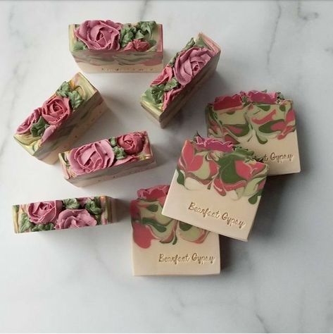 Handmade Soap Packaging, Soap Design Ideas, Diy Soap Bars, Diy Soap Recipe, Săpunuri Handmade, Handmade Soap Recipes, Pretty Soap, Soap Craft, Handmade Soap Bar