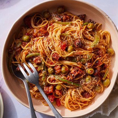 Espaguetis Dominicanos (Dominican Spaghetti) by Vanessa Mota Dominican Spaghetti, Summertime Pasta, Beefsteak Tomato, Cube Steak, Onion Gravy, Plum Tomatoes, Spaghetti Recipes, Pasta Sauce, Food Network