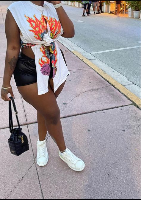 Soca Outfit, Soca Concert Outfit, Tiktok Shirt Ideas, Cut Up T Shirt Black Women, Cut Up Shirt Ideas Black Women, Cut Graphic Tee Black Women, Grafic Tee Outfits, Graphic Tee Outfit Black Women Plus Size, Black Graphic Tee Outfit Baddie