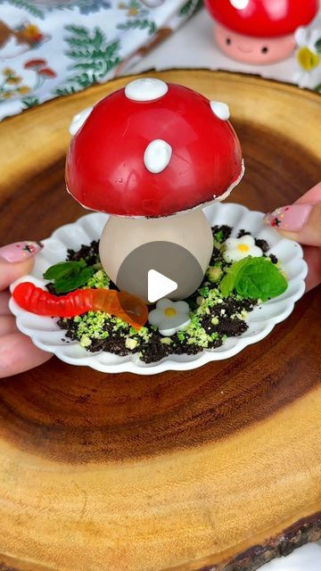 Toadstool Brownie Berries, Mushroom Dessert Recipes, Strawberry Mushroom Cupcakes, Mushroom Chocolate Covered Strawberries, Mushroom Shaped Dessert, Mushroom Brownies, Mushroom Desserts, Mushroom Strawberries, Mushroom Treats