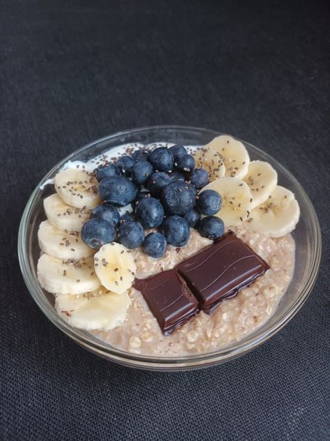 oatmeal with dark chocolate, banana and blueberries Banana Chocolate Oatmeal, Oats With Banana, Dark Chocolate Banana, Chocolate Oatmeal, Banana Chocolate, Nuts & Seeds, Banana Blueberry, Chocolate Banana, Breakfast Ideas