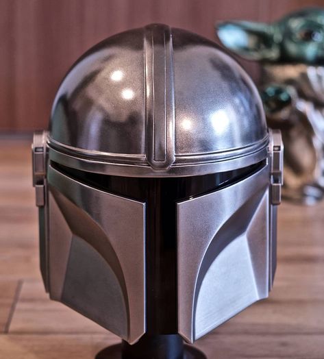 The Mandalorian Helmet, Helmet Diy, Mandalorian Costume, Helmet Drawing, Armadura Cosplay, Helmet Tattoo, Star Wars Helmet, Mandalorian Cosplay, Astronaut Helmet