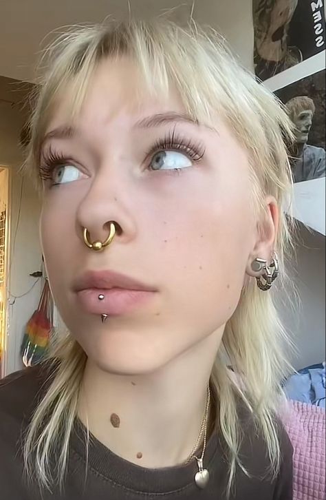 Septum And Vertical Labret, Labret Vertical, Piercing Women, Vertical Labret Piercing, Vertical Labret, Labret Piercing, Makeup Ideas, Face And Body, Pretty Things