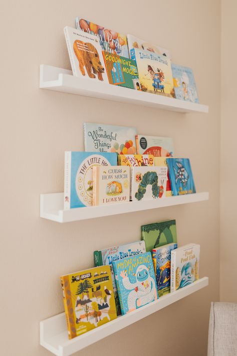 Book Shelf Nursery Wall Shelves, White Nursery Bookshelf, Nursery Book Shelf On Wall, White Shelves Nursery, Book Shelf Nursery Room, Bookshelf Baby Room, Baby Nursery Bookshelf Ideas, Baby Book Shelf Ideas, Nursery Wall Bookshelves