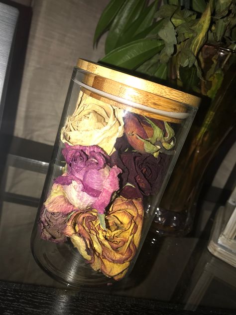 Saving Flowers From Boyfriend For Wedding, Dry Rose Bouquet, Cute Ways To Save Flowers, Save Roses Dried Flowers, What To Do With Old Flower Bouquets, Things To Do With Dried Roses, How To Keep Dried Flowers, Old Roses Diy What To Do With, What To Do With Dead Roses