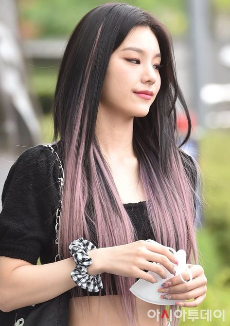 Yeji Photo, Kpop Hair Color, Korean Hair Color, Dip Dye Hair, Hair Color Streaks, Kpop Hair, Dyed Hair Inspiration, July 2022, Korean Hairstyle