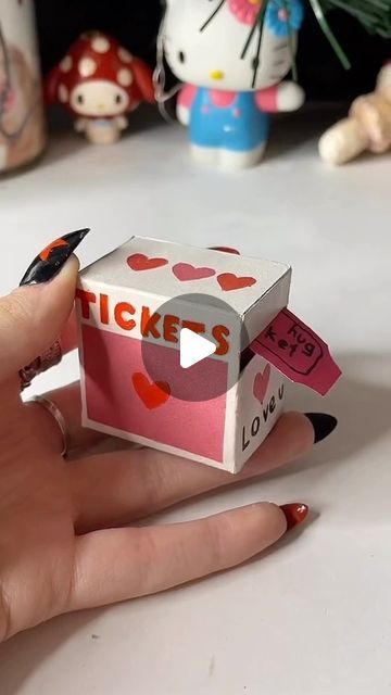 DIY box tickets 🎟️🖤 Siguenos para más @vintagestyle_cr 💗 Credit: @yano4kaa.a #aesthetic #diy #manualidades #amor #love | Instagram Diy Ticket Box, Cute Gifts For Your Girlfriend Diy, Mini Box Diy, Diy Tickets, Ideas Para Regalo, Diy Ticket, Ticket Ideas, Aesthetic Diy, A Aesthetic