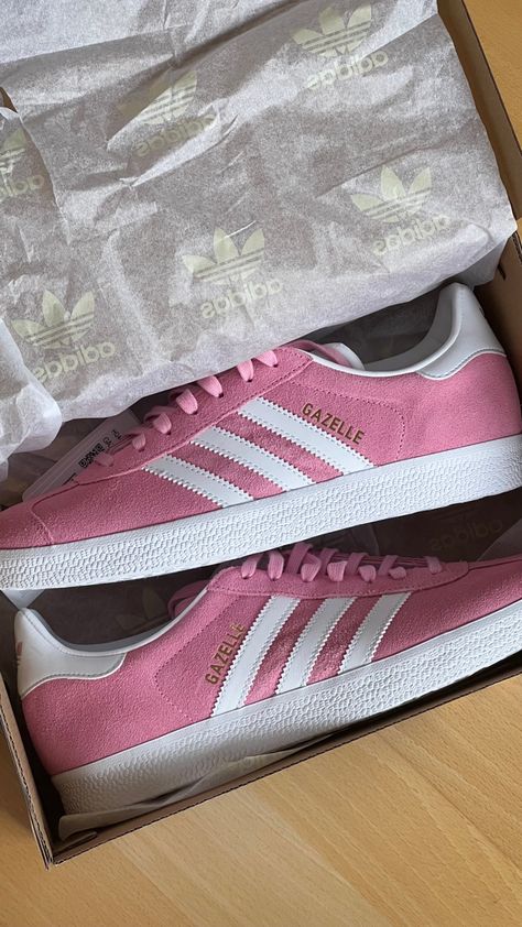 Adidas Gazelle Aesthetic, Adidas Gazelle Women Outfit, Adidas Gazelle Pink, Adidas Gazelle Outfit, Adidas Gazelle Women, Adidas Gazelles, Gazelle Adidas, Jordan Shoes Girls, Cute Sneakers