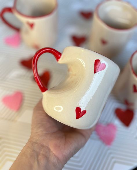 Heart Ceramic Mugs, Heart Handle Mug, Ceramic Heart Mug, Heart Ceramics Ideas, Valentines Day Ceramics, Valentines Ceramics, Mug Valentines Day, Aesthetic Heart, Gift Aesthetic