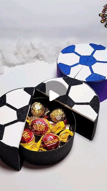 un millón de ideas fáciles on Instagram: "Lindas cajitas de regalo en forma de pelota con foami o goma Eva y cartón corrugado #manualidades #craft #diy #creative #artesanato #art #regalos #ideas #diadelpadre" Crafting Videos Diy, Ideas Dia Del Padre Manualidades, Ideas Del Dia Del Padre, Ideas Regalo Dia Del Padre, Pymes Ideas, Ideas Dia Del Padre, Ideas Para El Dia Del Padre, Ideas Día Del Padre, Regalos Ideas