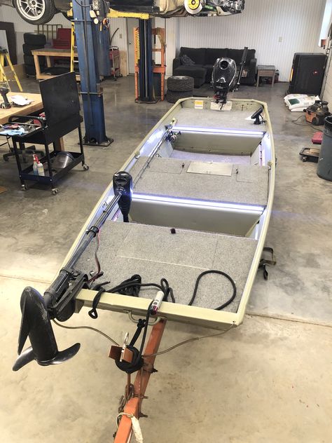 Jon Boat Trailer, Flat Bottom Jon Boat, Boat Hacks, Jon Boat Fishing, Jon Boat Project, Mud Boats, Boat Modifications, Jon Boat Modifications, Fishing Boat Accessories