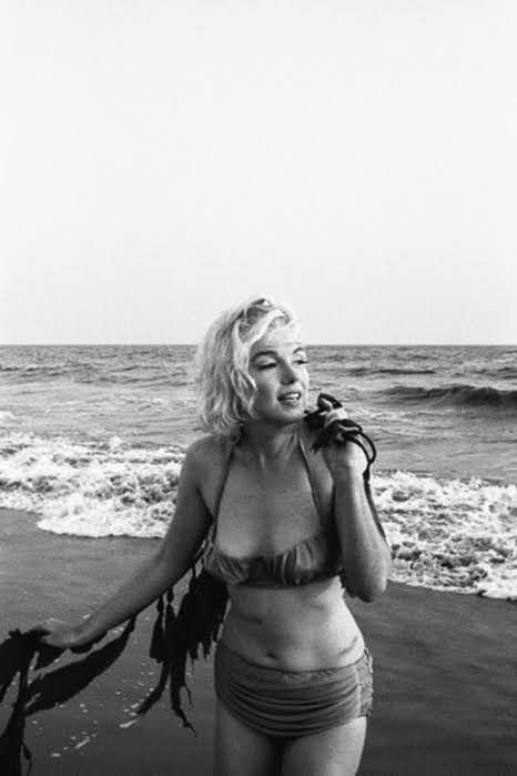 Community wall photos | VK Marilyn Monroe Beach, Marilyn Monroe 1962, Marilyn Monroe Photography, Marilyn Monroe Life, Marilyn Monroe Portrait, Santa Monica Beach, Orange Swimsuit, Marilyn Monroe Photos, Norma Jeane