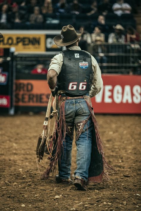 The Fearless Fashion at NYC’s Professional Bull Riders Buck Off Rider Outfit, Pbr Bull Riders, Pbr Bull Riding, Mode Country, Cowboy Photography, Rodeo Rider, Professional Bull Riders, Rodeo Cowboys, Cowboy Pictures