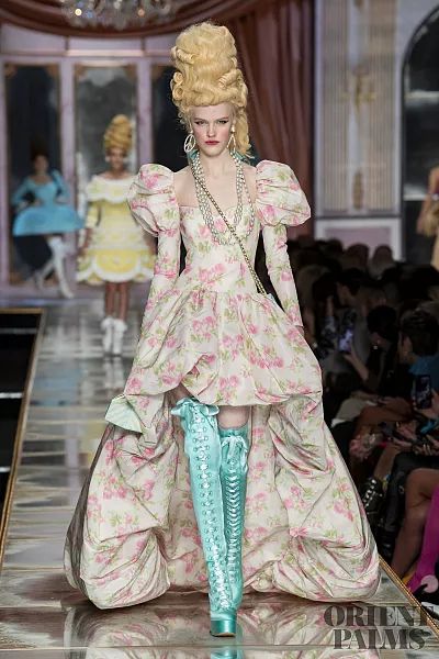 Moschino Outono-Inverno 2020-2021 - Prêt-à-porter Rococo Fashion Runway, Rococo Outfit, Moschino 2020, Rococo Fashion, Best Dress, 2020 Fashion Trends, Claudia Schiffer, Lela Rose, Dior Couture