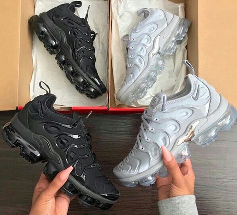 White Running Sneakers, Nike Vapormax Plus, Air Vapormax Plus, Vapor Max, Nike Air Vapormax Plus, Nike Presto, Jordan Shoes Girls, Nike Style, Nike Vapormax