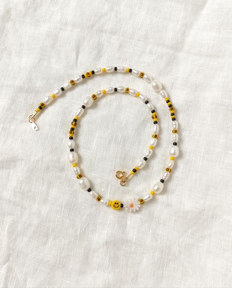 Bead Daisy, Pearl Chain Necklace, Bee Inspired, Yellow Necklace, Inspired Necklace, Black Bead Necklace, Black Seed, Pearl Chain, Smiley Face