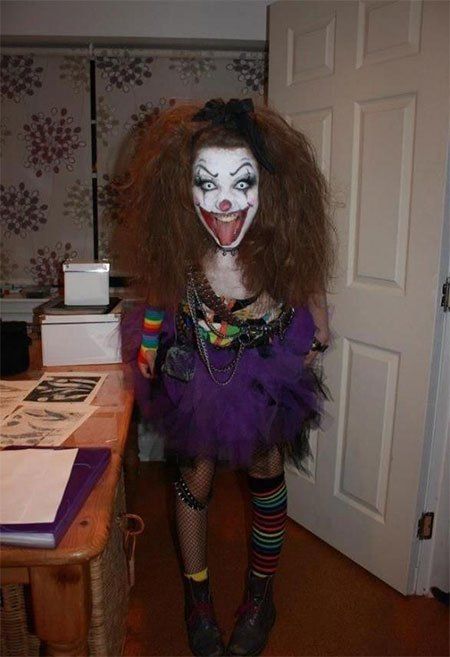 25 Insanely Creative Halloween Costumes Inspired By Your Favorite Things » EcstasyCoffee Halloween Costumes Women Scary, Scary Clown Costume, Halloween Costumes Women Creative, Costumes Scary, Scary Halloween Decorations Outdoor, Creepy Halloween Costumes, Clown Halloween, Diy Costumes Women, Scary Clown