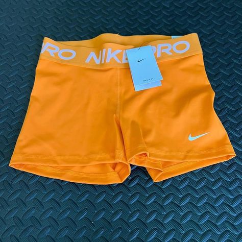 Short Nike Pro, Pink Nike Pros, Short Nike, Volleyball Inspiration, Gym Attire, Pink Hoodie Victoria Secret, Cute Nike Outfits, Nike Pro Shorts, Netball