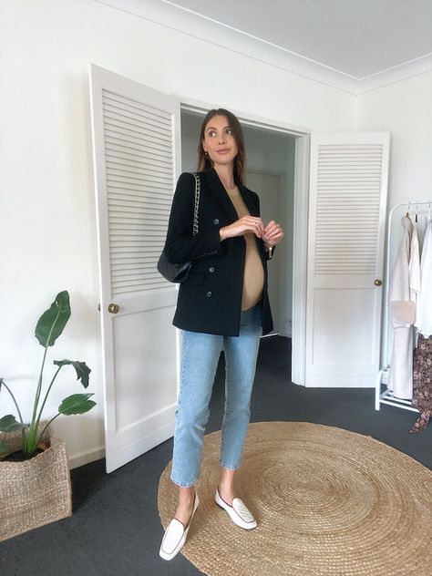 12 Maternity Outfits and Pregnancy Style Tips Pregnant Outfits Street Styles, Smart Maternity Outfits, Maternity Office Wear Summer, Maternity Outfit For Work, Maternity Outfit With Jeans, Preggo Outfits Spring, Pregnant Working Outfit, French Maternity Style Winter, Maternity Formal Outfit