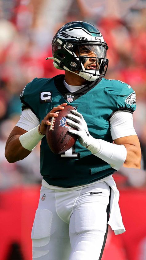 Eagles Wallpaper Philadelphia, Philadelphia Eagles Football Logo, Jalen Hurts Eagles, Philadelphia Eagles Wallpaper, Football Eagles, Football Guys, Nfl Wallpaper, Football Pads, American Football Uniforms