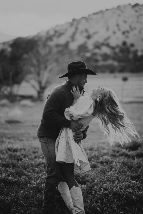 Black Western Engagement Photos, Couples Photoshoot Tall Woman, Rustic Country Photoshoot, Vintage Western Couple Photoshoot, Couples Photoshoot Cowboy Boots, Rustic Western Engagement Photos, Boho Country Engagement Photos, Country Western Couple Pictures, Cowboy Hat Couple Photoshoot