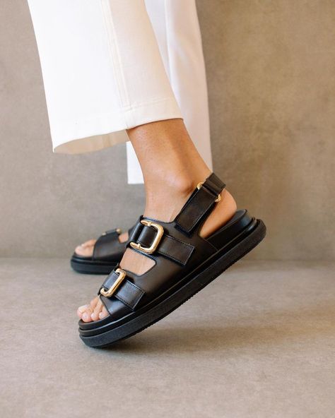 ALOHAS | On-demand Fashion (@alohas) • Instagram photos and videos Classy Sandals, Chunky Black Sandals, Outfit Planner, Statement Sandals, Two Strap Sandals, Shoes Ideas, Sustainable Leather, Chunky Sandals, Slingback Sandals