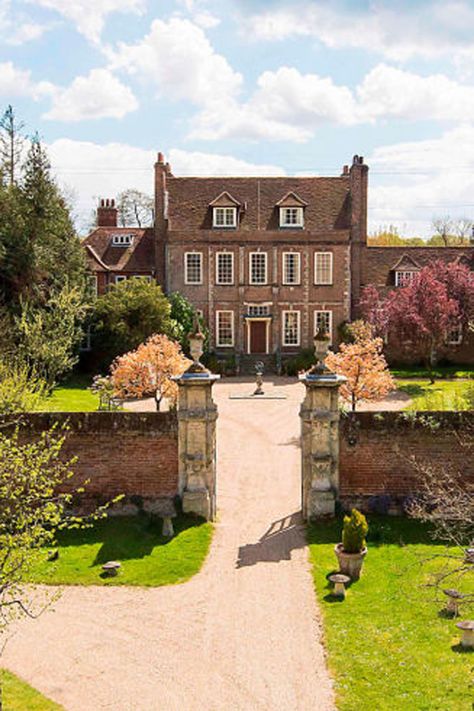 The Dowager Countess' Estate from Downton Abbey Is Up for Sale - Look Inside! Downton Abbey House, English Estates, Dowager Countess, Downton Abbey Fashion, Highclere Castle, Downton Abby, English Manor, Chateau France, English Country House