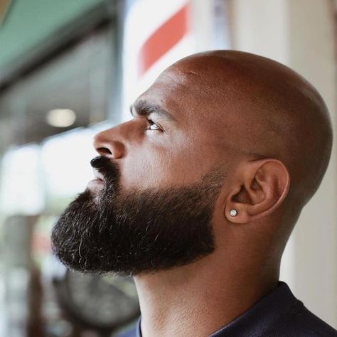 The ultimate style 21 ideas for bald and bearded men - mens-talk.online Bald And Bearded Men, Beard Styles Bald, Bald Head With Beard, Faded Beard Styles, Shaved Head With Beard, Bald Haircut, Haircuts For Balding Men, Black Men Beard Styles, Bald Beard