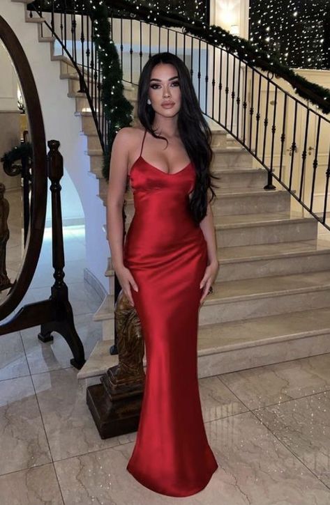 Gala Dresses Classy, Red Gala Dresses, Rich Party, Prom Dress Tight, Red Wine Dress, Kylie Jenner Dress, Seductive Dress, Prom Dress Inspo, Wine Dress