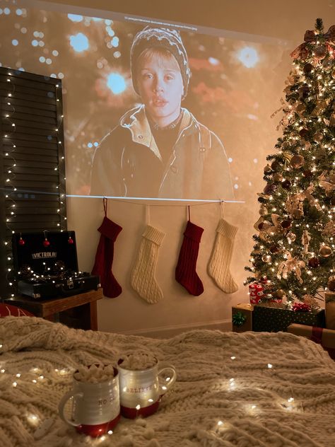 Home Alone Movie Astethic, Home Alone Aestic, Home Alone Christmas Decor, Home Alone Wallpers, Home Alone Christmas Tree, Christmas Movie Aesthetic, Home Alone Christmas Decorations, Christmas Home Alone, Watch Home Alone