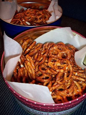 Whiskey Pretzels Snack Mixes, Pretzels Recipe, Snack Mix Recipes, Chex Mix, Snack Foods, Snack Attack, Salty Snacks, Football Food, Snacks Appetizers