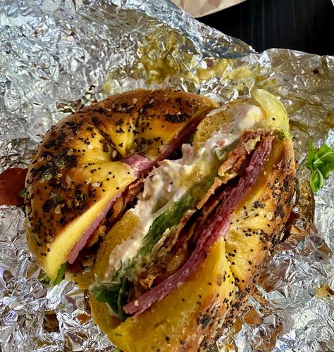 Salami Bagel, Bagel Sandwich Recipes, Salami And Cheese, Cheese Bagels, Bagel Cream Cheese, Bagel Sandwich, Slider Recipes, Salad Sandwich, Everything Bagel