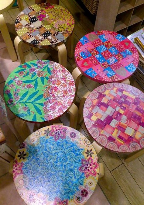 Decopatch Like the way of working: Decopatch Ideas, Diy Stool, Decoupage Tray, Decoupage Furniture, Crafts Workshop, Hand Painted Furniture, Ikea Diy, Diy Stuff, Flipping Furniture