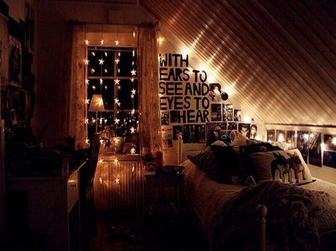 Perfect for an attic room or if there's a slanted ceiling. Love this Hipster Room, Indie Bedroom, Fairy Lights Bedroom, Tumblr Rooms, Sleeping With Sirens, Attic Bedroom