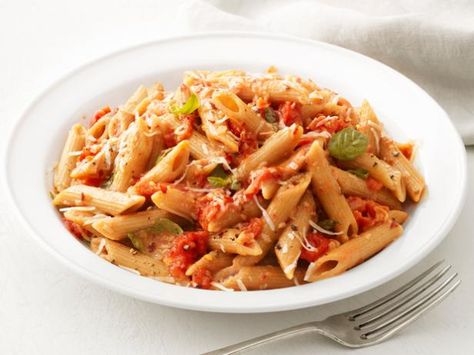 Penne with Vodka Sauce is as sinful as it sounds. Cream and Parmesan cheese are added to the tomato vodka sauce to create a heavenly, rich combination. Penne Vodka Sauce, Penne Vodka, Pasta Penne, Vodka Sauce Recipe, Cream Pasta, Italian Recipes Traditional, Vodka Sauce, Fettuccine Alfredo, Food Network Magazine