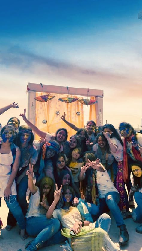 #aesthetic #photoshootideas #friends #friendshipgoals #holi Holi Group Photo, Holi With Friends Aesthetic, Holi Asthetic Poses, Holi Asthetic Photos, Holi Poses With Friends, Happy Holi Aesthetic, Holi Aesthetic Pictures, Holi Snap, Holi With Friends