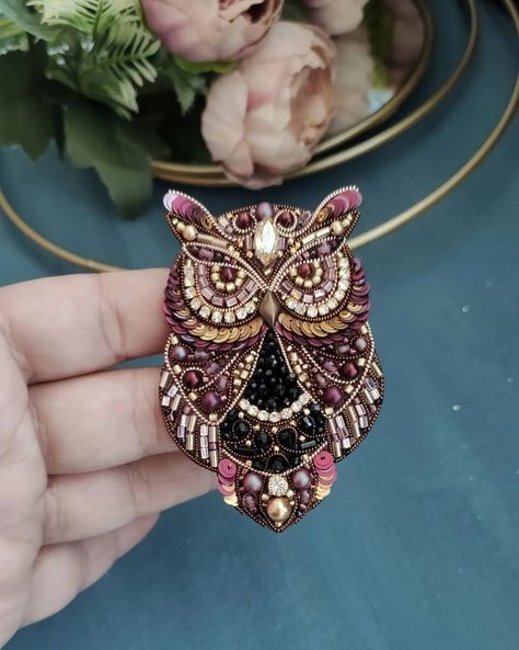 Old Jewelry Crafts, Bird Beads, Beading Jewelery, Bead Embroidery Jewelry, Beaded Crafts, Bead Stitching, Embroidery Jewelry, Beaded Brooch, Old Jewelry