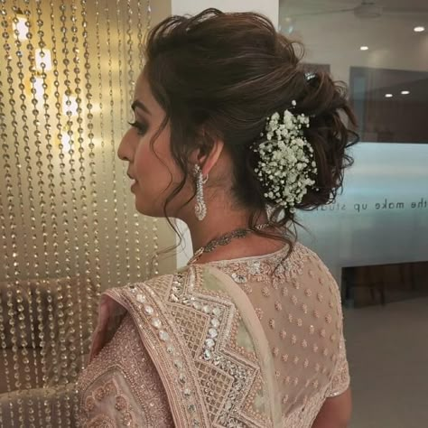 Hairstyle For Marriage Indian, Indian Mom Wedding Hairstyle, Messy Braid Hairstyles Indian, Hairstyles For Bride Mom Indian, Hairstyle For Mom Of Bride Indian, Indian Wedding Hairstyles For Mom, Vidhi Hairstyle, Hairstyles For Mom Of The Bride, Western Saree Hairstyle